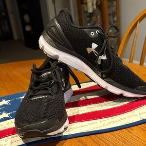 NWOT Men’s Under Armour Black Athletic Shoes, Charged Gemini, great condition 10